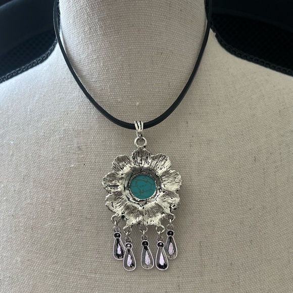 Vintage Turquoise Pendant Choker Necklace - Picture 3 of 4
